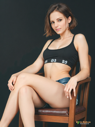 79354-Assise sur une chaise